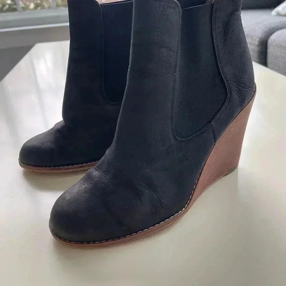 Hinge Tucker wedge booties